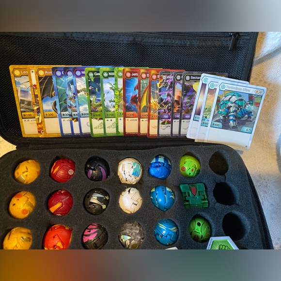 Bakugan holder collection with cards and magnetic hexagons - Picture 7 of 9